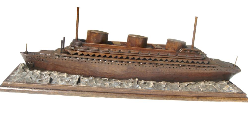DEUX MAQUETTES de bateaux en bois et mastic polychrome, …